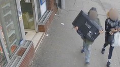 Dvojice lupičů měla vtrhnout do bytu a s nožem na krku vyhrožovat majiteli