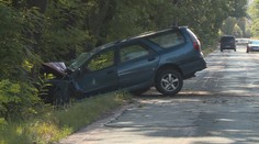 Auto narazilo do stromu, další se srazilo s dodávkou. Dva mrtví