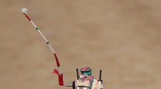 Boháči neví, co s penězi: Pořádají dostihy velbloudů, které pohánějí roboti s bičem. FOTO