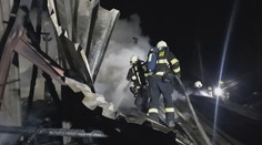 Desítky hasičů vyrazily k nočnímu požáru na Svitavsku. Plameny se rozšířily i do lesa