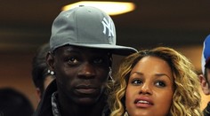 PIKANTNÍ FOTO. Balotelli si na gauči užíval s přítelkyní
