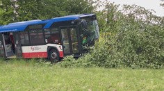 Při srážce auta s autobusem se zranilo pět lidí. Na místo letěl vrtulník