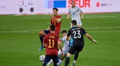 Co tam dělal? Gólman Španělska soupeři připravil trefu do prázdné