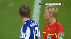 VIDEO: Při zápase plácl rozhodčí do prsa
