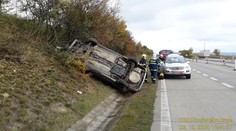 Nehoda na dálnici D5. Řidička nezvládla řízení a skončila v příkopu