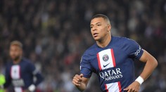 Dobrosrdečný Mbappé. Daroval památný dres soupeři, kterého postihla tragédie