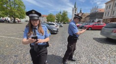 Strážníci berou neplatičům SPZ. Ti začínají ze strachu pokuty splácet