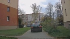 Ujíždějící řidiči se za volantem střídali. Nakonec sami auto zastavili