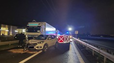 Řidiče odstaveného kamionu srazilo na sjezdu z dálnice D1 auto, nepřežil