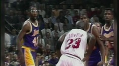 VIDEO: Je mu 50, přesto legendární Jordan válí a možná se vrátí do NBA