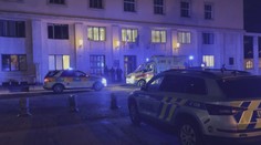 Lidé před ministerstvo nosí květiny. Proč se tu muž zabil, se zatím neví