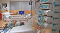 Rodiče chtějí být na JIP se svými dětmi. Je to nebezpečné, varují lékaři