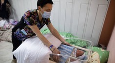 Přes 20 miminek v Kyjevě čeká na své rodiče. Ti si pro ně ze zahraničí nemohou přijet