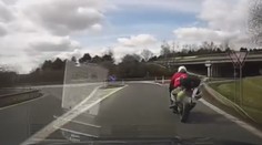 Motorkář nepřežil střet s dodávkou. Bezohlednou jízdu zachytily kamery