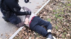 Zloděj měl pech. Zkoušel vykrást auto policistovi přímo před nosem