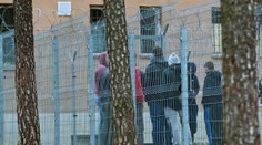 Ve Vyšních Lhotách zbili uprchlíci strážného! Skončil v nemocnici