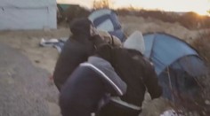 Točili dokument o uprchlících v Calais, ti na ně vytáhli nože! Video