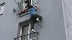 Recidivista se policii snažil za každou cenu uniknout. Schoval se pod balkónem