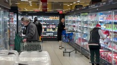 Nákupy na poslední chvíli: Na Štědrý den vyrazily do obchodů tisíce lidí