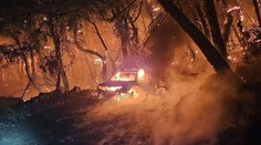 Celé chorvatské pobřeží hoří. Všude je dým, pobřeží zahalil kouřový smog