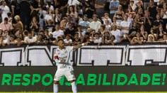 Génius Neymar. Fanoušci na něj bučeli. On pak odpověděl gólem přímo z rohu