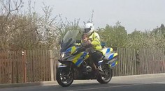 Policista na motorce porušil, co mohl. Na služebním stroji vezl dítě!