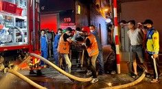 Při požáru bytového domu v centru Hanoje zemřelo 14 lidí