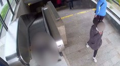 Zraněný senior ležel na eskalátoru, lidé nepomohli. Dva se teď přihlásili