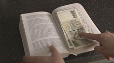 Češi si schovávají peníze v knihách i mrazáku. Velká chyba, varují ekonomové
