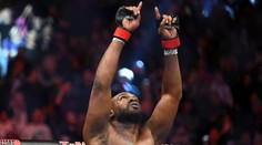 Návrat krále do UFC. Jones vyřídil soupeře v 1. kole a kraluje těžké váze