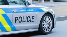 Panika v Chebu. Muž v restauraci vytáhl zbraň, zadržela ho policie