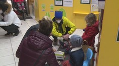 Poslední šance: Davy lidí se hrnou do obchodů s dětskou obuví, i bez roušek