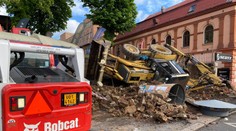 Při odklízení sutin se v centru Teplic převrátil bagr, zničil zastávku