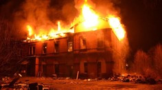 U nádraží v Liberci vyhořel dům, propadla se střecha i podlaha!