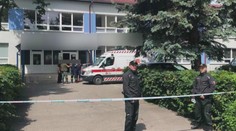 Stav pobodané učitelky je vážný. Otec vraha se psychicky zhroutil