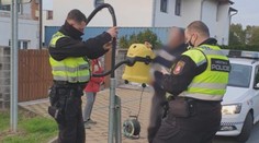 Opilý muž strčil tisícovku do roury a pak ji nemohl vytáhnout