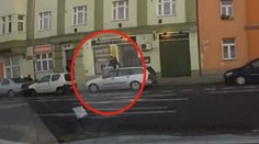 Grázl skákal po autech před kamerou strážníků. VIDEO