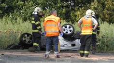 Tragédie: BMW vjelo pod kamion. Uhořel v něm člověk