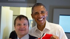 Ve finále fandí i nejmocnější muž planety. Čí dres Obama třímá?