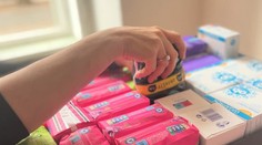 Městská část zavádí revoluční změnu. Žačky budou mít menstruační pomůcky zdarma