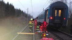 Chlapce (15) a dívku (14) srazil vlak u zastávky, na místě zemřeli