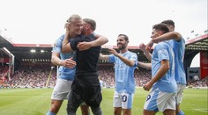 Fanoušek na hřišti slavil s Haalandem. Jde o bývalého šampiona v boxu