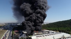 Exploze chemičky v Turecku vystřelila nádrž desítky metrů vysoko! VIDEO