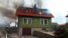 Na Zlínsku požár zachvátil dům se ženou a malým dítětem. Zachránil je soused