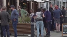 I Britové umí zapařit! Znovuotevřené hospody a bary vzali útokem
