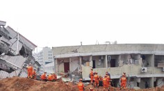 Čína: Po třech dnech našli prvního živého člověka! Má zlámané nohy