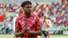 Fotbalista propustil agenta. Vysmíval se Králově nové trenérce