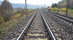Dívky se držely za ruce a šly v mlze po kolejích, přejel je vlak
