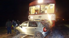 Motorák vláčel auto 50 metrů. Řidičku vyprostili mrtvou