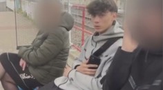 Vše začalo pistolí u hlavy. Policie po útocích hledá další čtyři chlapce z videí